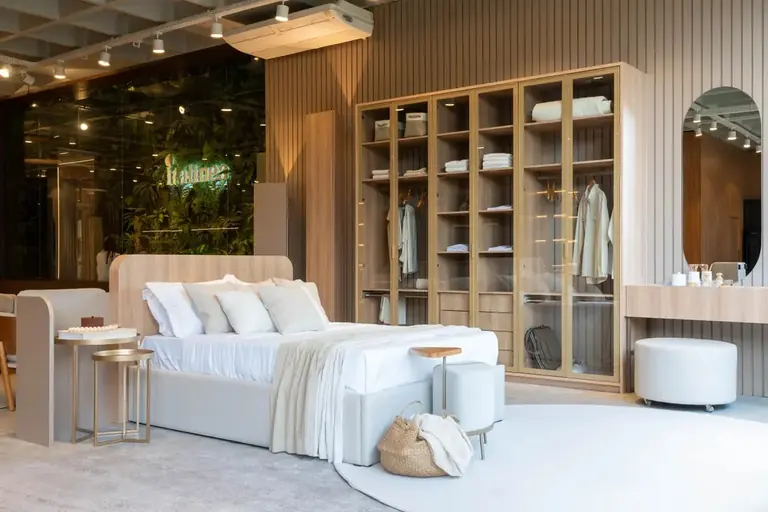 Dormitório planejado com closet aberto e camarim
