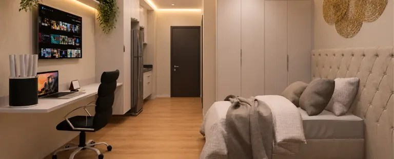Studio compacto planejado com home office, cozinha e dormitório integrados